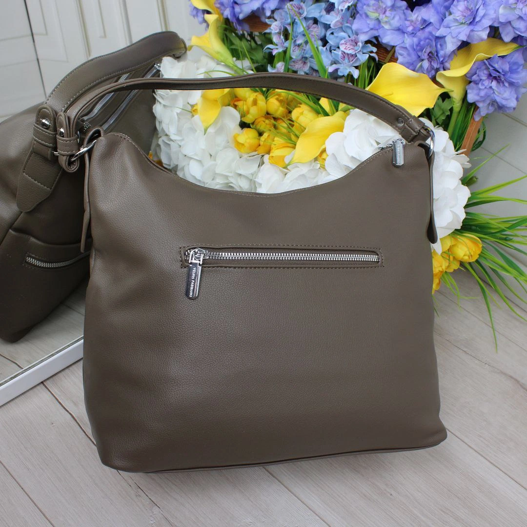 Жіноча сумка-мішок кольору капучіно з екошкіри для робочих матеріалів